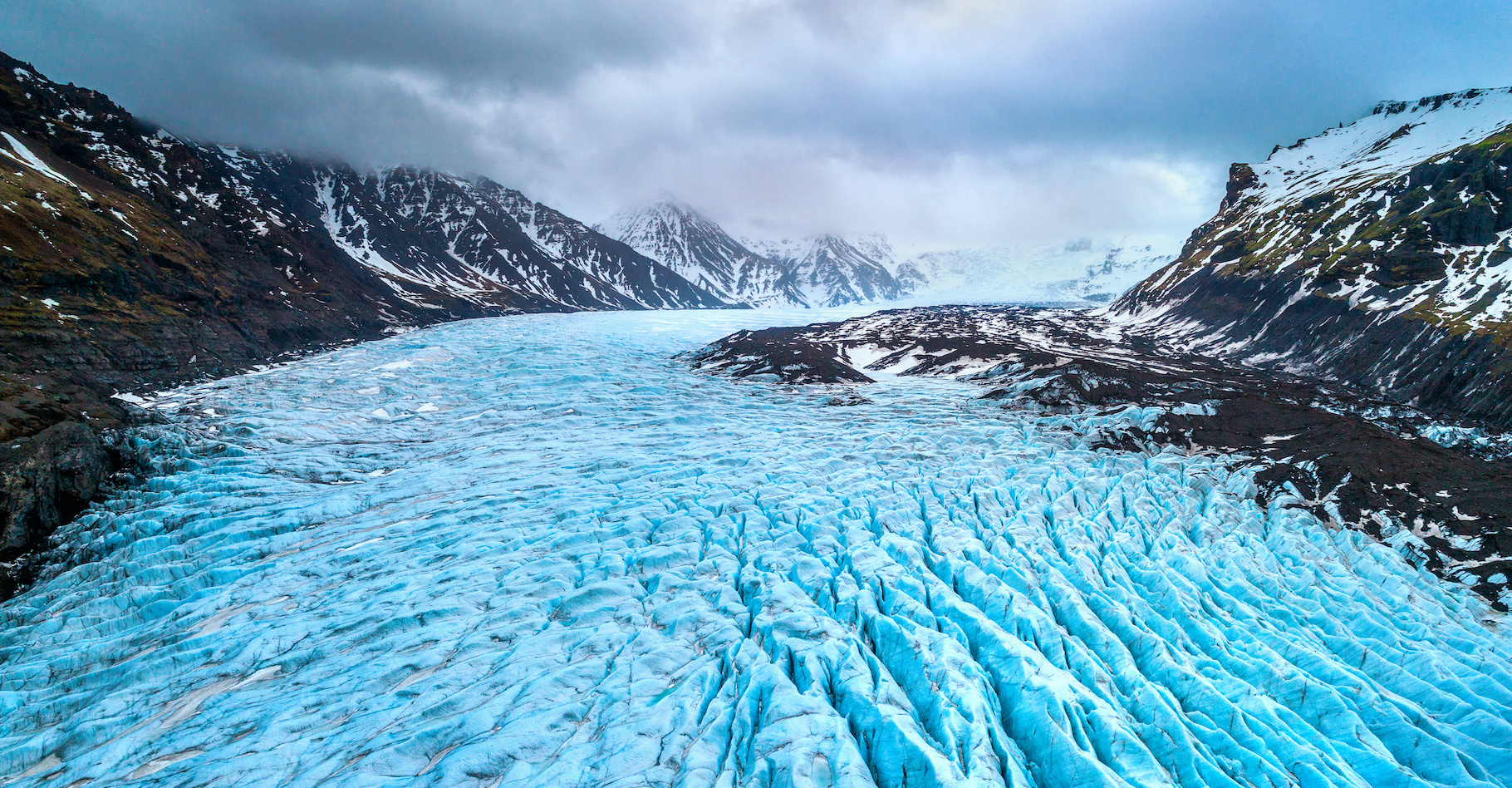 La découverte des mécanismes participant à la fonte des glaciers suggère que les projections de la hausse du niveau des mers est largement sous-estimée. © tawatchai1990, Adobe Stock
