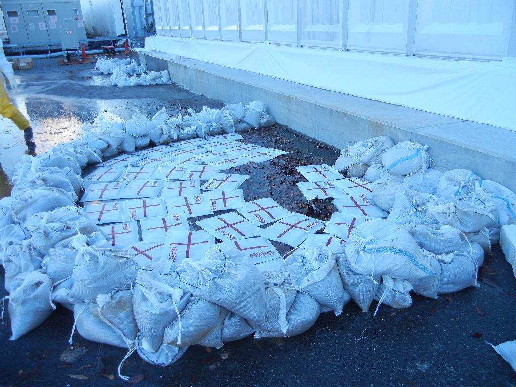Des sacs de sable ont été déposés pour stopper la fuite d'eau radioactive de la centrale de Fukushima. &copy; TepCo