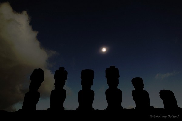 Installé au pied des monumentales statues de l'île de Pâques, l'astronome S. Guisard a réalisé l'une des plus belles images de l'éclipse totale de Soleil du 11 juillet 2010. Crédit S. Guisard/www.astrosurf.com, avec l'autorisation de l'auteur