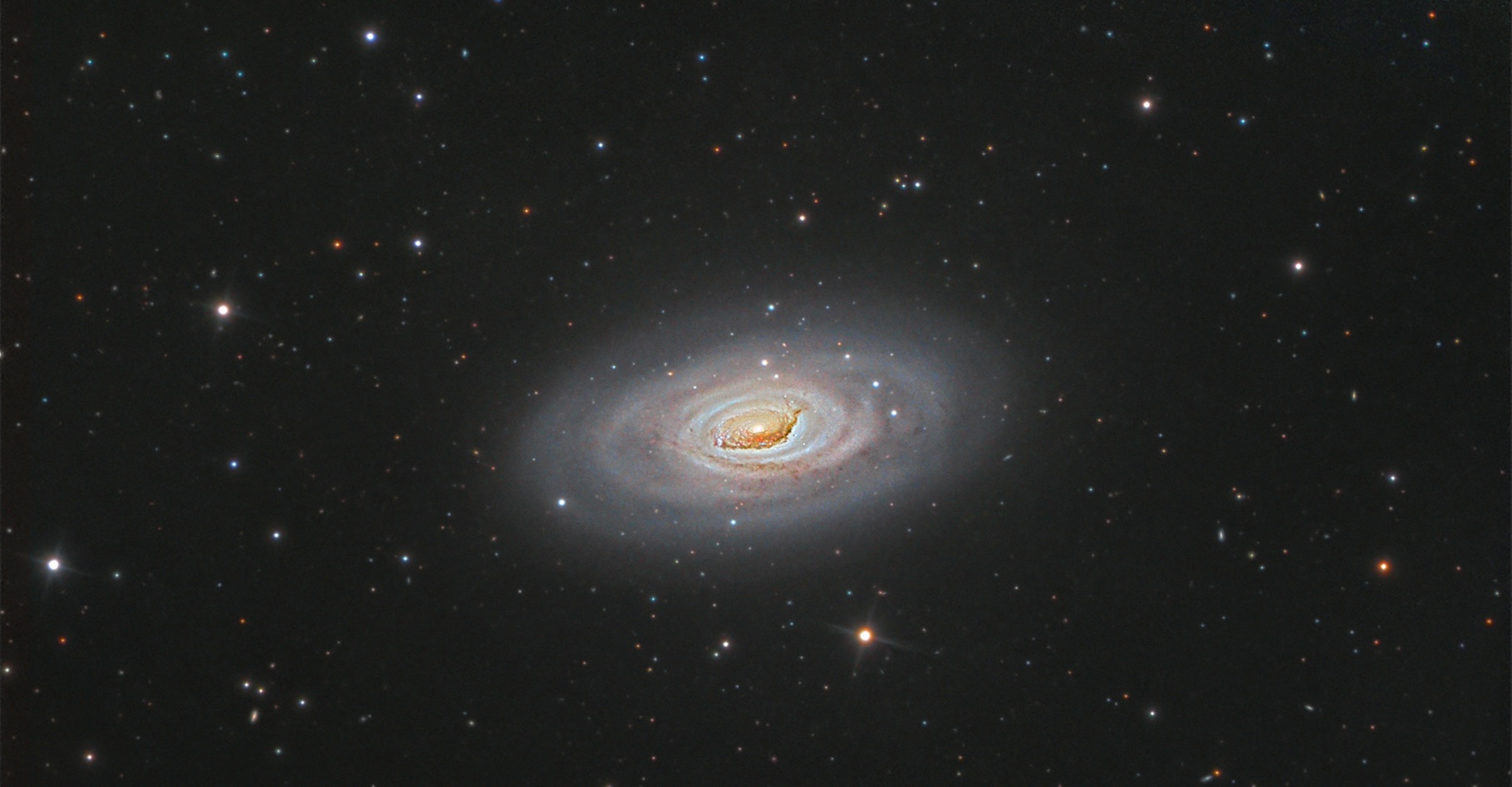 Les astronomes ont différentes façons de nommer les galaxies. Pour leur forme par exemple, comme celle-ci qui s’appelle la galaxie de l’œil noir. © Kadet68, Wikipédia, CC by-sa 4.0