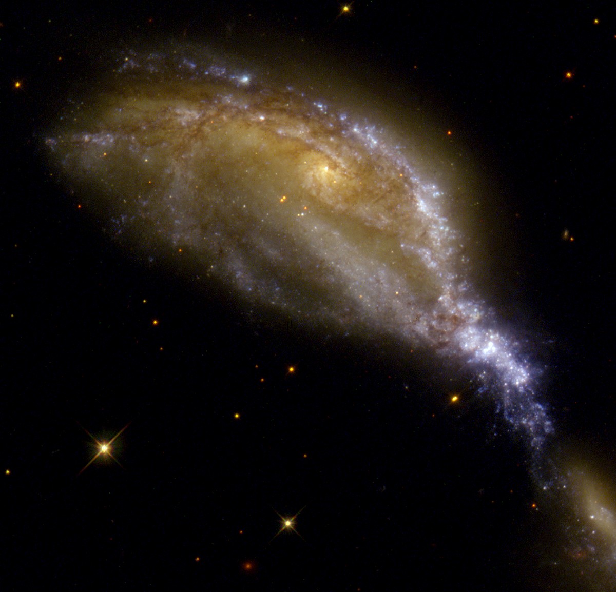 NGC 6745, un autre exemple de galaxie victime d'une collision dans la constellation de la Lyre. © Nasa, Esa, Hubble Heritage Team