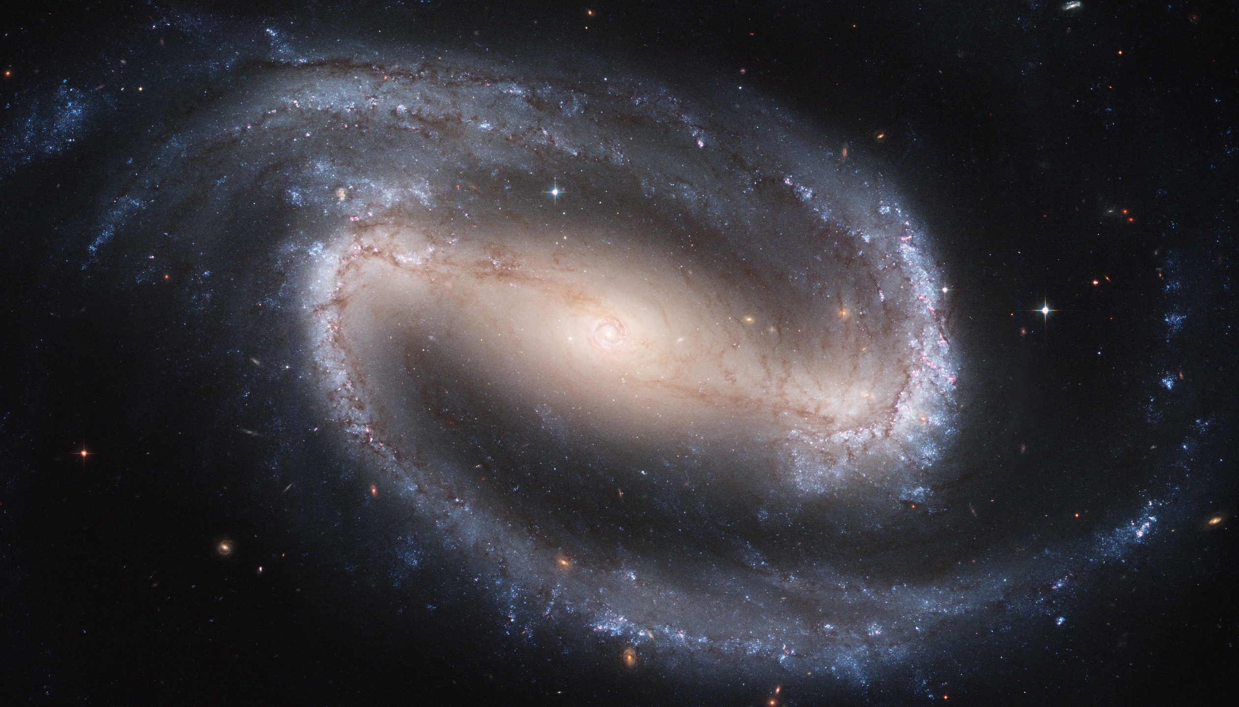 Une photo prise par le télescope spatial Hubble de NGC 1300. Cette&nbsp;galaxie spirale barrée est située à 69 millions d'années-lumière de nous en direction de&nbsp;la constellation de l'Éridan. Elle fait partie de ces galaxies possédant une grande barre centrale. Celle-ci&nbsp;contient une spirale de 3.300 années-lumière. © Wikipédia, DP