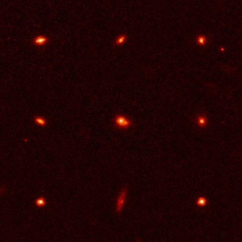 Les neuf galaxies ultradenses. Crédit : Nasa, ESA, P. van Dokkum (Yale University), M. Franx (University of Leiden), G. Illingworth (University of California, Santa Cruz and Lick Observatory)