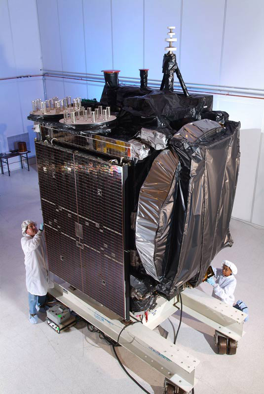 Le satellite Galaxy-15 en salle blanche avant son lancement par une Ariane 5, en octobre 2005. Crédit Orbital Sciences