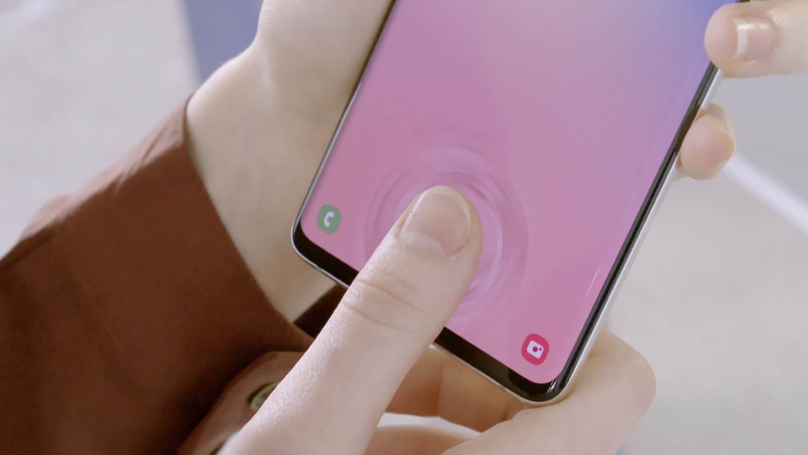 Le Galaxy S10 est l’un des meilleurs mobiles du moment. Comme beaucoup de smartphones, ses systèmes de déverrouillage par reconnaissance faciale et empreinte digitale sont faciles à berner. © Samsung Electronics