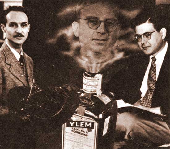 A gauche Robert Herman et à droite Ralph Alpher, au centre une image de Georges Gamow émergeant d'une bouteille de cointrau (Crédit : AIP)