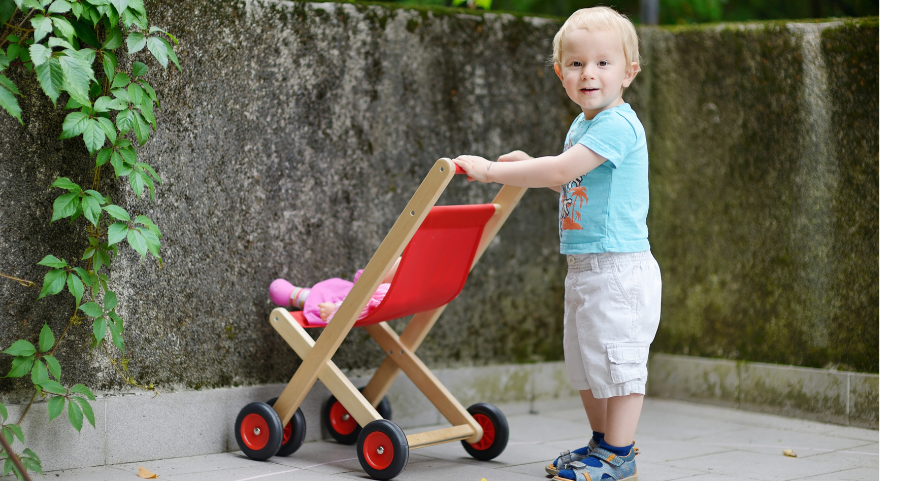 Les petits garçons préfèrent les objets sociaux, comme les poupées, aux jouets non sociaux, comme les voitures. ©&nbsp;MNStudio, Shutterstock