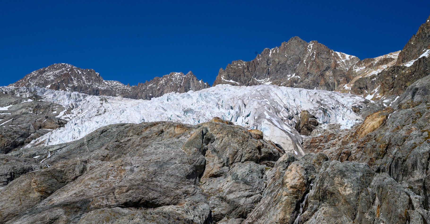 Le glacier Blanc, c’est le plus grand du massif des Écrins (Alpes). Mais, après un hiver et un printemps secs suivis d’un été torride, il a multiplié les records en 2022. Le plus faible enneigement l’hiver dernier, la plus forte fonte estivale ensuite et pour finir, le bilan annuel le plus déficitaire. Ce glacier a perdu en 2022, quatre fois plus de masse que la moyenne de ces 23 dernières années. Soit 3 à 4 % de son épaisseur totale. © Pat on stock, Adobe Stock
