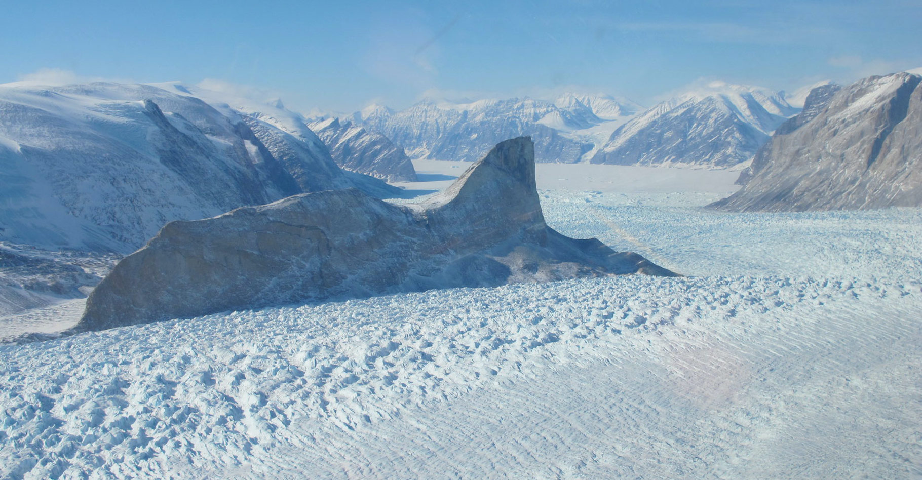 Selon les travaux des chercheurs de la Nasa (États-Unis), entre 2003 et 2019, le glacier Kangerdulgssuaq — le plus grand glacier de la côte est du Groenland — a perdu entre 4 et 6 mètres par an. © Jim Yungel, Nasa