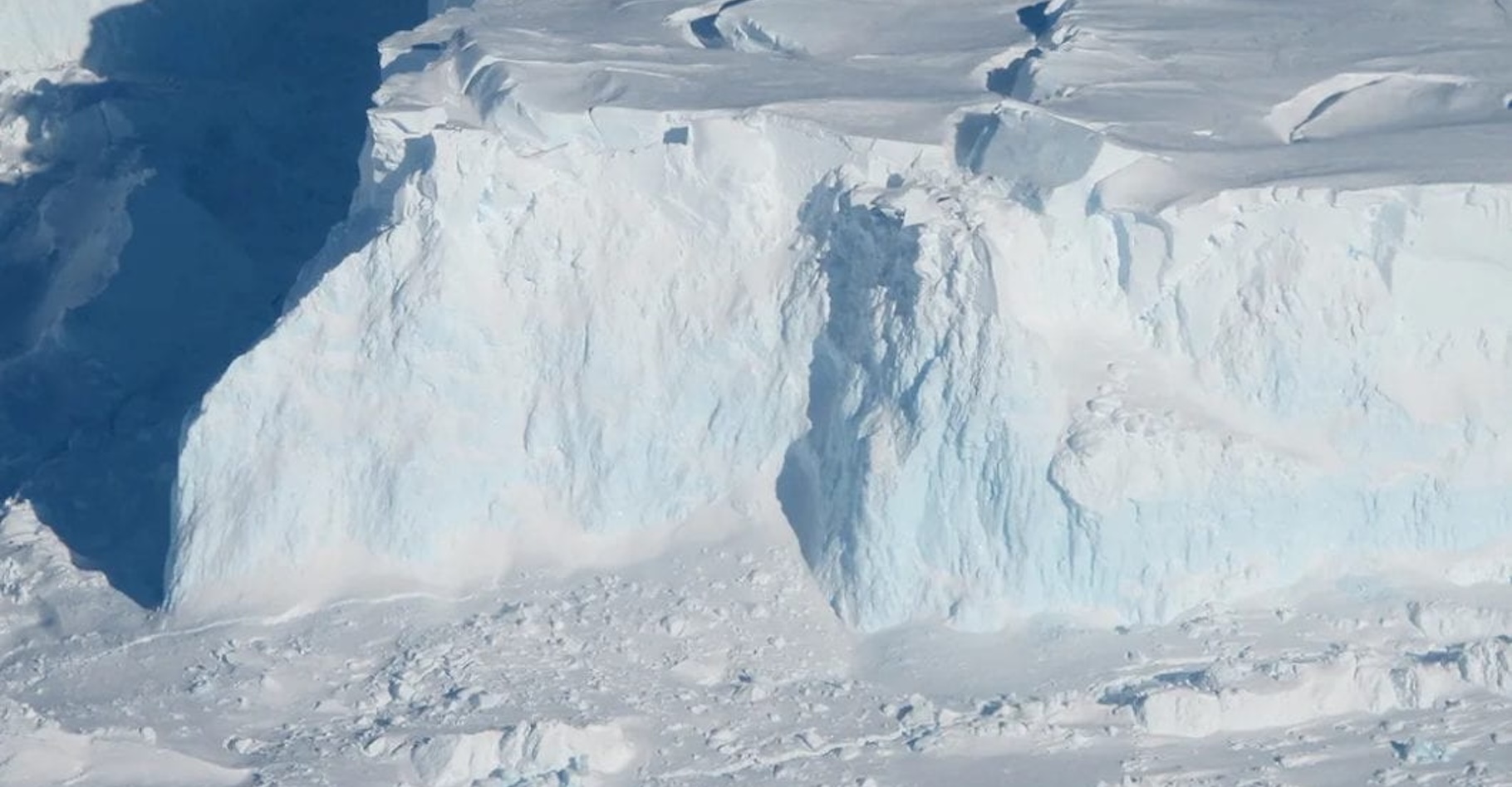 Des glaciologues de l’université de Californie (États-Unis) ont utilisé des données radar satellitaires pour reconstituer l’impact de la montée des eaux chaudes de l’océan à plusieurs kilomètres sous le glacier Thwaites, dans l’Antarctique occidental. © Nasa