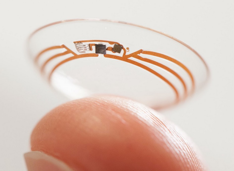 Le Google X Lab, le laboratoire de recherche de Google dont sont issues les voitures autonomes et les lunettes connectées Glass, a récemment annoncé la mise au point de lentilles de contact capables de mesurer la glycémie. En outre, des chercheurs israéliens travaillent sur une lentille bionique qui permettrait aux aveugles de « voir » des objets. © Google