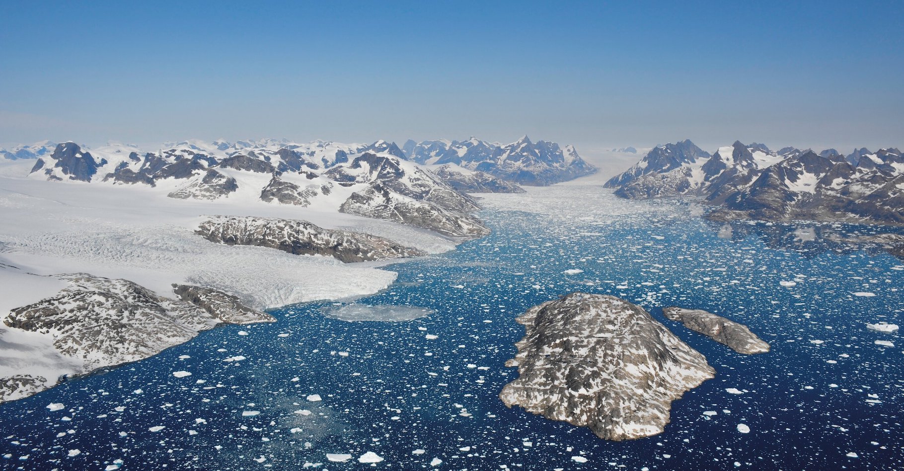 Des glaciers rejettent des icebergs dans les eaux du fjord de Mogens Heinesen, au sud-ouest du Groenland. © Benoit Lecavalier, Université mémoriale de Terre-Neuve