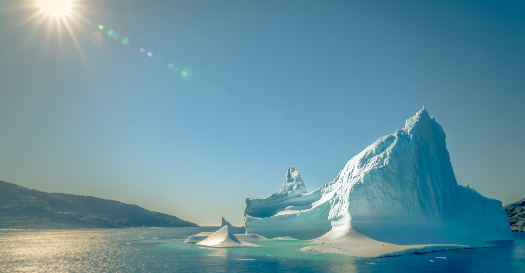 Au Groenland, la multiplication des épisodes de fonte massive provoque la formation de plaques de glace imperméable qui empêchent l’infiltration des eaux de fonte. Celles-ci sont précipitées vers l’océan. © Elizabeth, Fotolia
