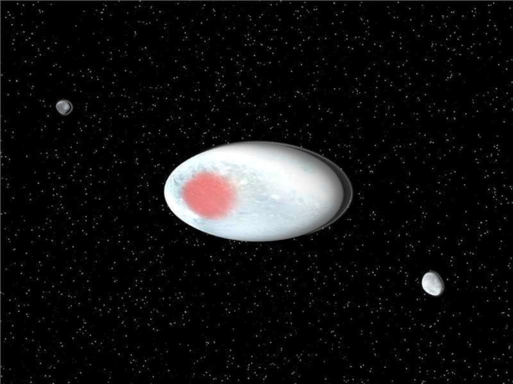 Une représentation d'artiste de Haumea et ses lunes Hi'iaka et Namaka. Du fait de sa rotation rapide, la planète, dont la taille est d'environ 2.000 kilomètres, adopte une forme d'ellipsoïde. Elle serait essentiellement constituée de roche, qui doit représenter de 88 à 97 % de sa masse. La tache rougeâtre détectée pourrait être particulièrement riche en glace cristallisée ou en matériaux organiques. Avec ses 400 kilomètres de diamètre, Hi'iaka est complètement couverte de glace cristallisée. © SINC/José Antonio Peñas