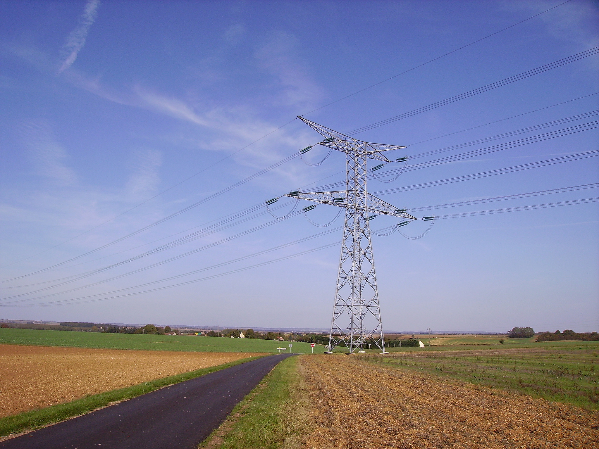 Pylône portant des lignes à haute tension. © JPC24M, Flickr, CC by-sa 2.0