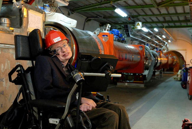 Probablement le symbole de l'année 2008 en physique, Stephen Hawking en visite au LHC. Crédit : Cern