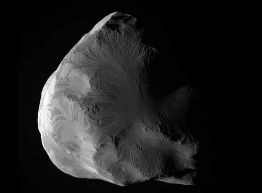 Hélène, le satellite de Saturne photographié par la sonde Cassini le 18 juin 2011. © Nasa/JPL-Caltech/Space Science Institute