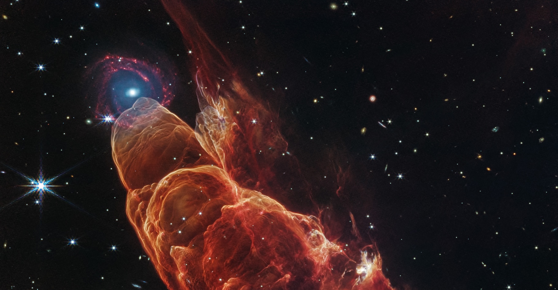 Grâce au télescope spatial James-Webb, les astronomes ont pu identifier un objet, jusqu’ici flou, situé à l’extrémité de la « Tornade cosmique » : une galaxie spirale lointaine. © Nasa, ESA, CSA, STScI