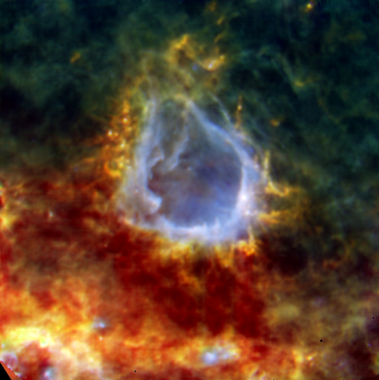 La bulle galactique connue sous le nom RCW 120 se trouve à environ 4.300 années-lumière et elle a été formée par une étoile en son centre. Celle-ci n'est pas visible en infrarouge mais la pression de radiation qu’elle exerce pousse la poussière environnante et le gaz depuis 2,5 millions d'années. Le point brillant en bas à droite dans la coquille de gaz plus dense et plus froid est un embryon d’étoile dont la masse est évaluée à 8 fois celle du Soleil. Cette dernière devrait croître et on a donc là toutes les conditions réunies pour percer le mystère de l’existence des étoiles massives. Crédits : Esa, PACS & Spire Consortia, A. Zavagno (Laboratoire d'Astrophysique de Marseille)
