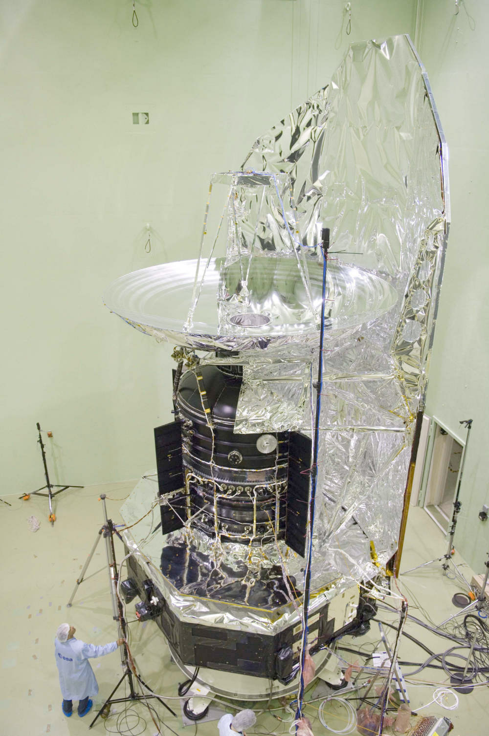 Préparation du satellite Herschel aux tests acoustiques à l'Estec, le centre technique de l'Agence spatiale européenne. © Esa