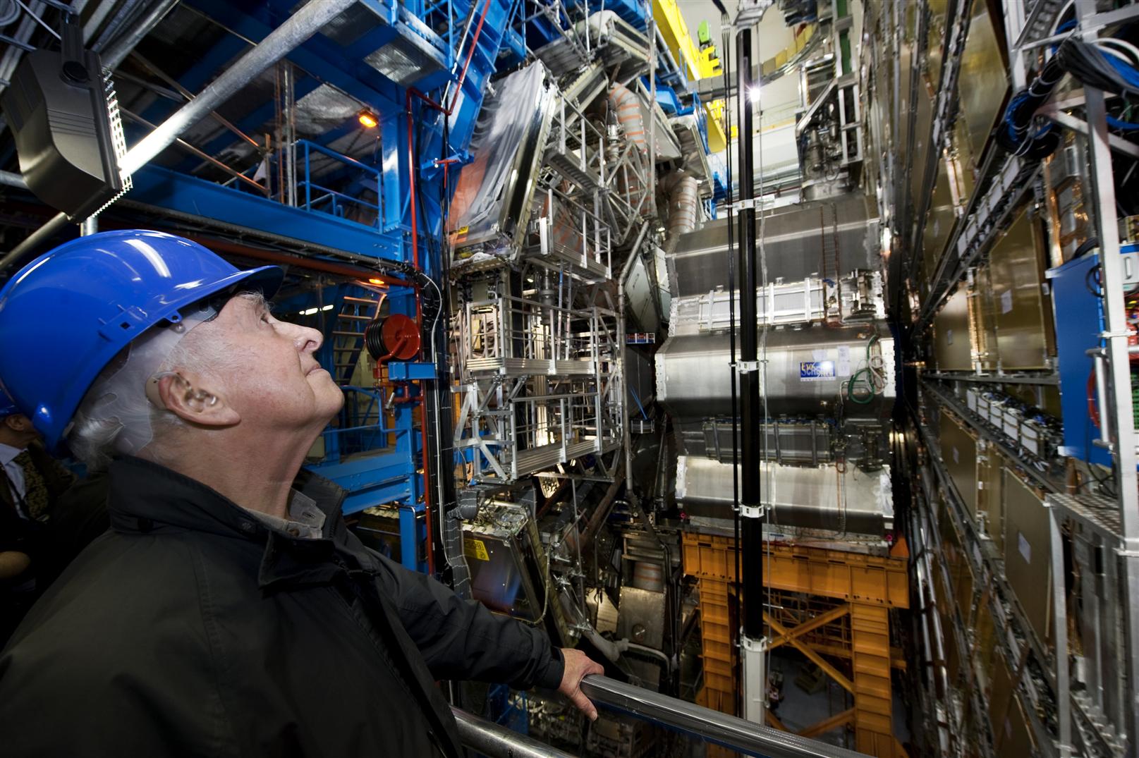 Peter Higgs devant le détecteur Atlas du LHC, celui qui devrait découvrir « son » boson. Crédit : Cern