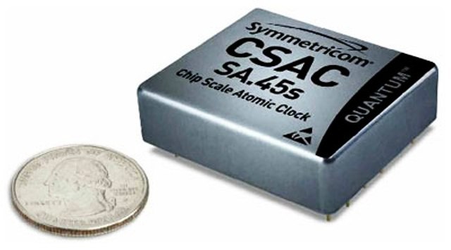 Une vue du CSAC comparé à la taille d'une pièce de 25 cents américains, de 24,26 mm de diamètre. © Symmetricom