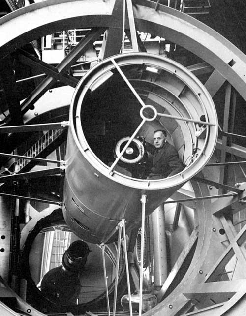 Edwin Hubble dans la cage d'observation du télescope de 5 mètres de diamètre du Mont Palomar. Crédit : Observatoire du Mont Palomar