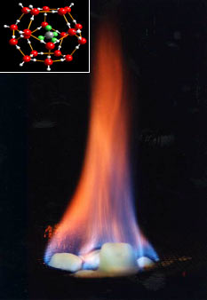 Au niveau moléculaire, l'eau des clathrates forme une fine cage dans laquelle est emprisonné le gaz. À l'œil nu, ces composés ressemblent à de la neige... qui brûle. © USGS, Wikipédia, dp