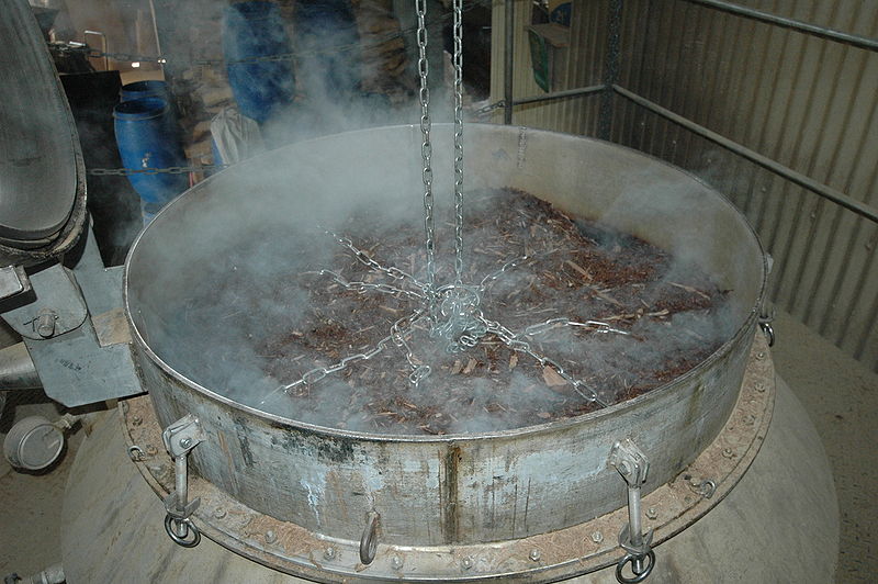 L’hydrodistillation est employée, par exemple, pour extraire l’huile essentielle du bois de santal. © remi.mahel, Wikipedia, DP