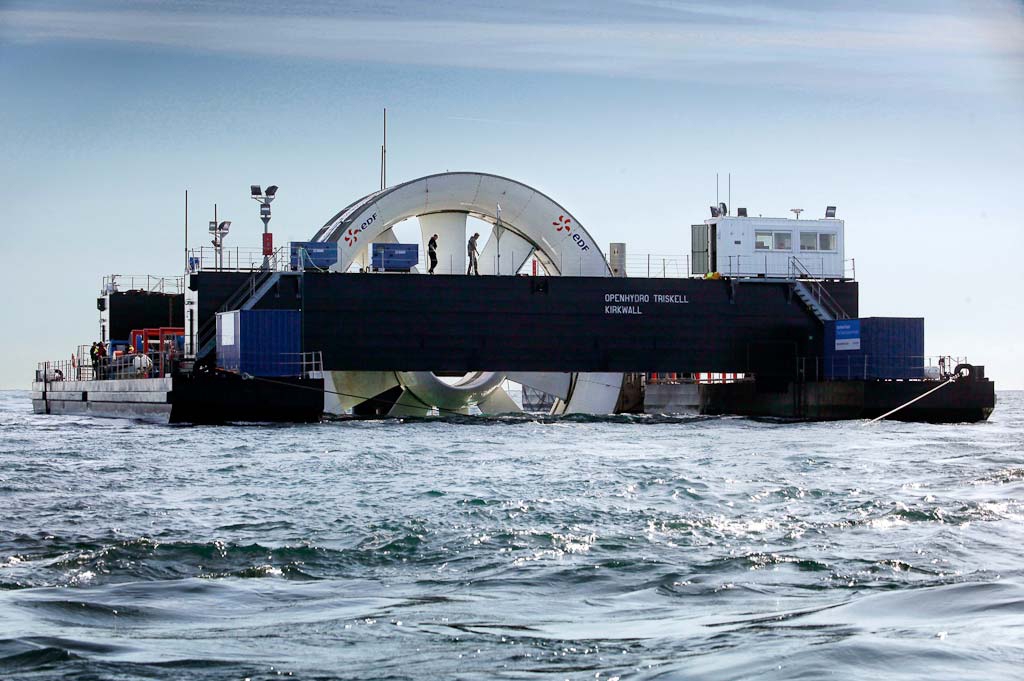 Une hydrolienne OpenHydro au large de Bréhat. Il s'agit d'une turbine sous-marine utilisant les courants marins pour produire du courant. Son fonctionnement est similaire à celui d'une éolienne mise en mouvement par le vent. © EDF Rémi Artiges