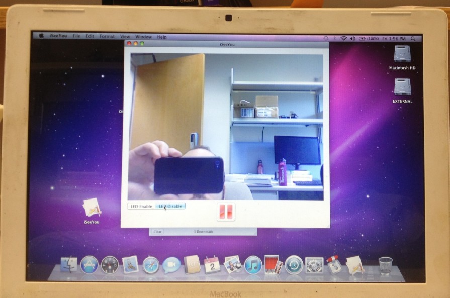 L’application iSeeYou en action sur un ordinateur portable MacBook Pro d’Apple. La webcam est active et filme alors que l’indicateur LED (petit point situé à droite de la webcam en haut et au centre du cadre de l’écran) est éteint. Sur l’interface de l’application iSeeYou, on distingue le bouton&nbsp;LED disable (LED désactivé) a été enclenché. © Checkoway/Brocker