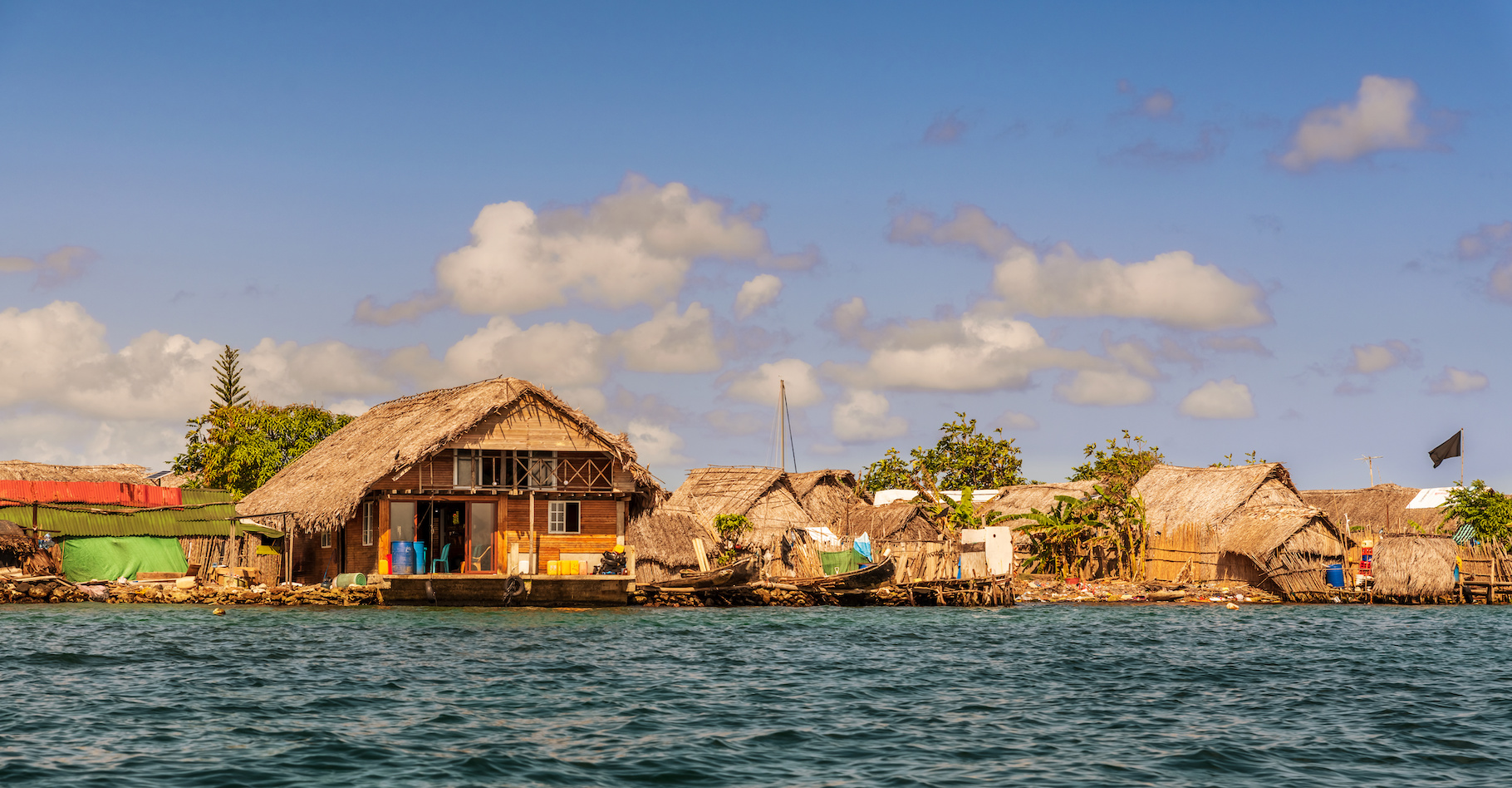 Le peuple Guna vit dans les Caraïbes, sur des îles menacées de submersion par la montée du niveau de la mer due au réchauffement climatique. Un plan pour les sauver est en cours. © Marek, Adobe Stock