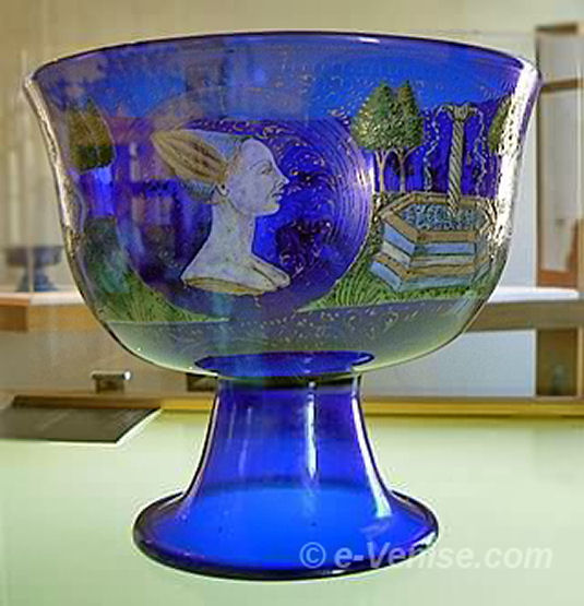 Coupe en verre émaillé du 15ème siècle attribuée à Angelo Barovier. Crédit : Musée du Verre de Murano (Venise)