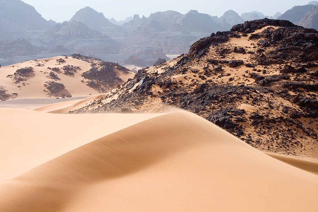 À l’image, les dunes mouvantes, rochers et montagnes dans le Tadrart Acacus, une région du Sahara dans le sud-ouest libyen. En été, la température peut dépasser 45 °C en journée. © Luca Galuzzi, Wikipédia, cc by sa 2.5