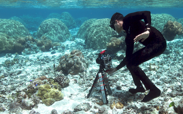 Ved Chirayath prend en photo les récifs coralliens sous l'eau, à l'aide d'un appareil à 360°. © Dan Griffin, Université Stanford