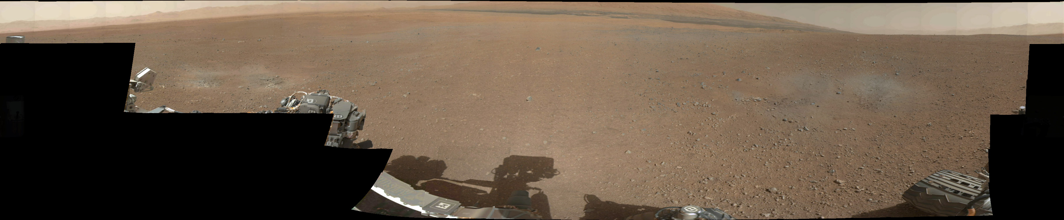Le premier panorama à 360° en couleurs, réalisé le 8 août 2012, deux jours après l'arrivée de Curiosity. Il laisse deviner la déclivité des flancs du mont Sharp. © Nasa, JPL-Caltech