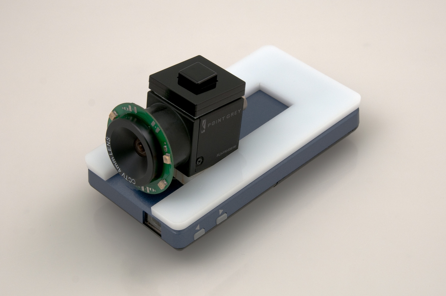 Le prototype de réalité augmentée 3D HideOut, conçu par le laboratoire de Disney, repose sur un picoprojecteur mobile associé à une caméra sensible à l'infrarouge et équipée de quatre Led émettant dans ce domaine du spectre invisible aux yeux humains. © Disney Research