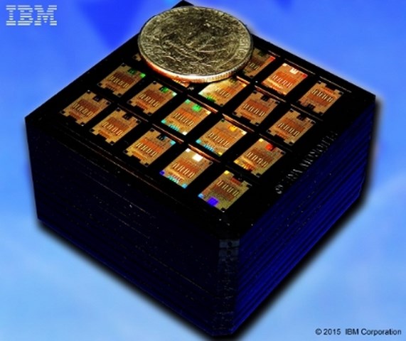 Ce boîtier renferme plusieurs centaines de puces photoniques destinées à fabriquer des émetteurs-récepteurs capables de transférer les données à 100 Gbit/s. IBM compte intégrer ces composants dans ses futurs serveurs et supercalculateurs. © IBM