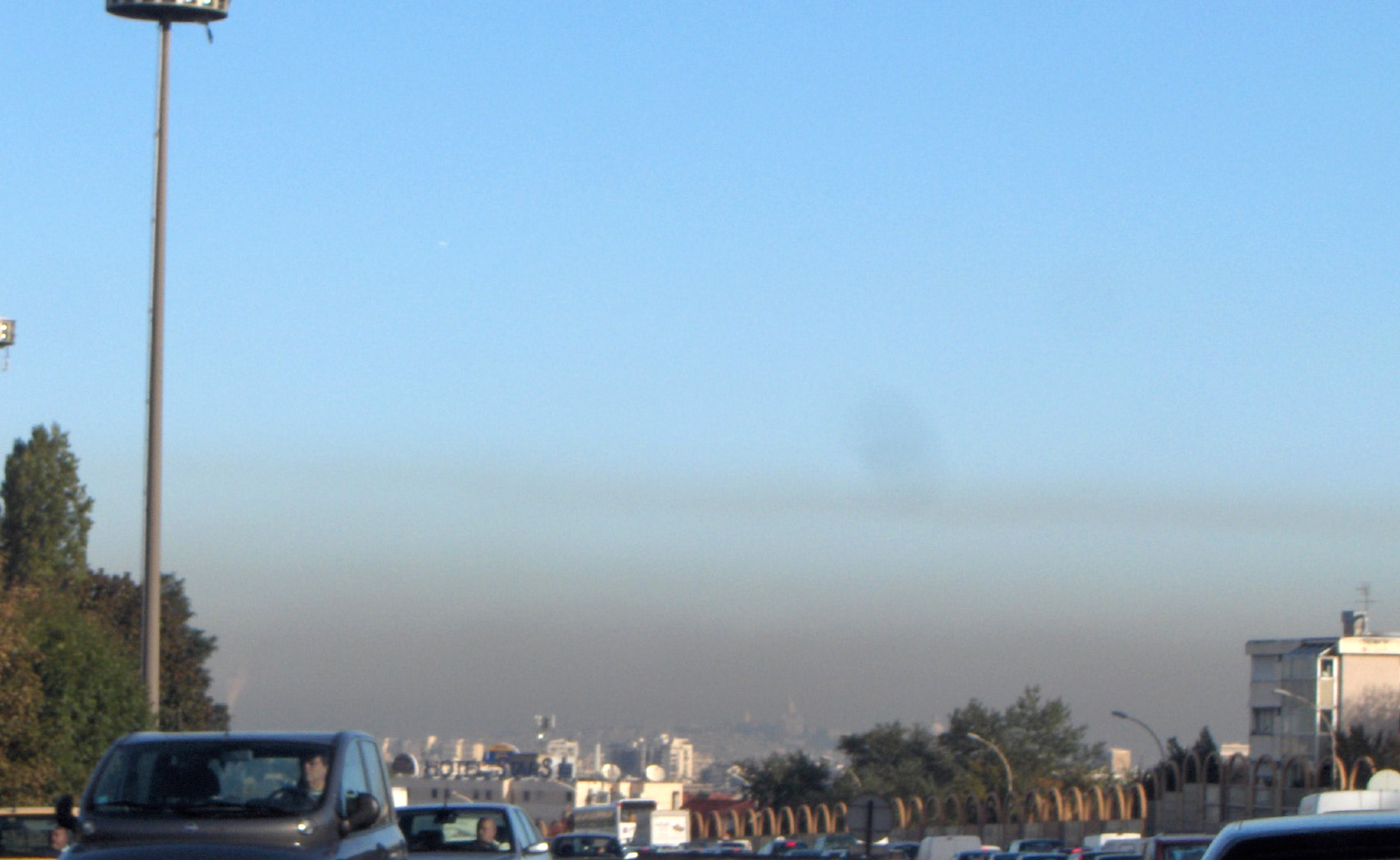 Les épisodes de pollution à l'ozone sont fréquents à Paris. Lorsqu'un événement survient, les personnes fragiles doivent éviter les activités physiques intenses. Les PM10 pénètrent dans le système respiratoire et peuvent causer des troubles cardiovasculaires.&nbsp;© Céréales Killer, Wikimedia Commons, GNU 1.2