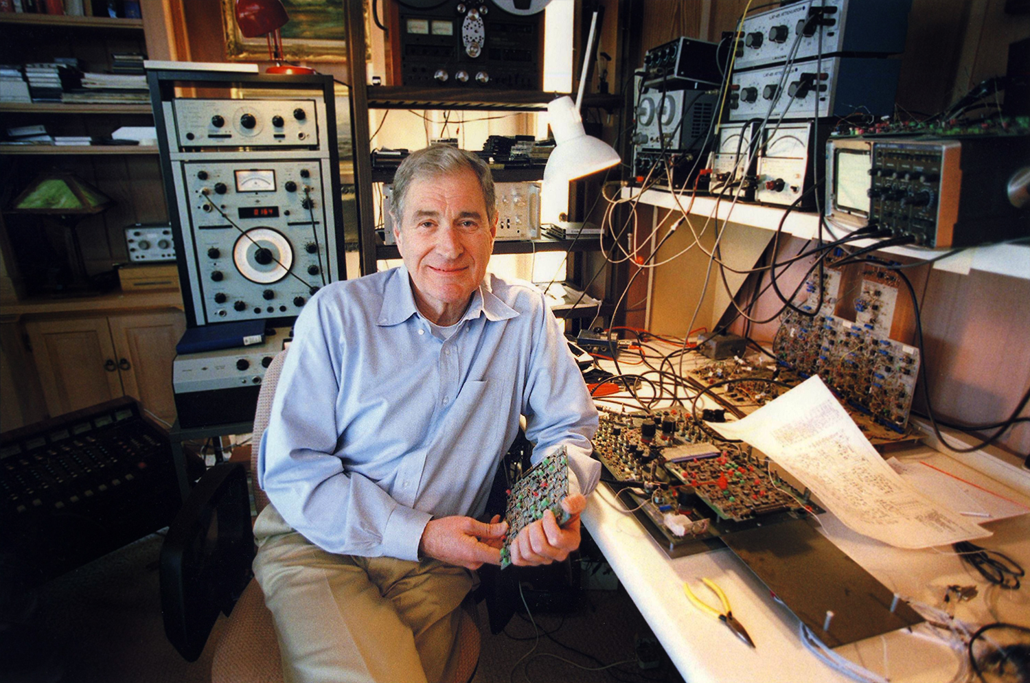 Ray Dolby est né en 1933 aux États-Unis. Ingénieur et docteur en physique, il a inventé la technologie de réduction du bruit de fond (qui porte son nom) en 1965. Le son Dolby a révolutionné l’industrie du disque et du cinéma tant pour les professionnels que le grand public. © Dolby Laboratories
