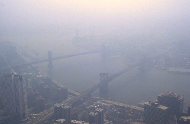 Un smog est un nuage de pollution atmosphérique qui se forme au-dessus des villes où l'activité industrielle est importante. © Cham, Wikipédia, DP