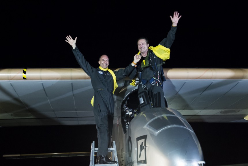 Bertand Piccard (à gauche) et André Borschberg, debout dans le cockpit où il a passé plus de 18 heures, juste après l'arrivée à l'aéroport JFK de New York dans la nuit du samedi 6 au dimanche 7 juillet.&nbsp;© Solar Impulse, Merz, Rezo.ch