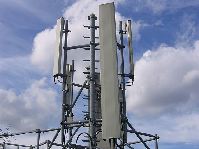 La 3G fonctionne grâce aux antennes relais qui émettent des ondes électromagnétiques. © Wikimedia Commons, CC by-sa 3.0