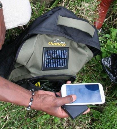 Lorsqu’ils se déplacent à la rencontre des patients dans des zones reculées, les médecins sont équipés d’un sac à dos muni d’un petit panneau solaire pour alimenter la batterie du smartphone. © Peek Vision