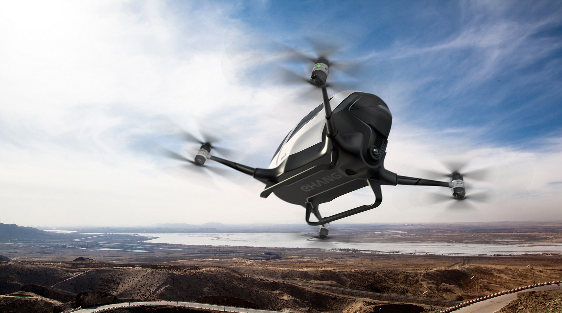 Le drone taxi Ehang 184 a été dévoilé lors du salon Consumer Electronics Show 2016. Il est équipé de quatre moteurs à double hélice et fonctionne avec une batterie lithium-polymère de 14,4 kWh qui lui assure 23 minutes d’autonomie. © Ehang