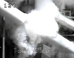 La fuite d'hydrogène saisie par une des caméras de surveillance de Cap Canaveral. Crédit Nasa.