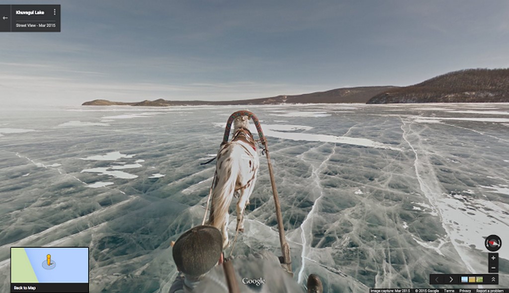 Pour réaliser ses prises de vues à 360 degrés en Mongolie, Google a eu recours tantôt à des randonneurs portant les caméras sur le dos, tantôt à un traineau tiré par un cheval comme ici sur le lac Khosvgol. © Google