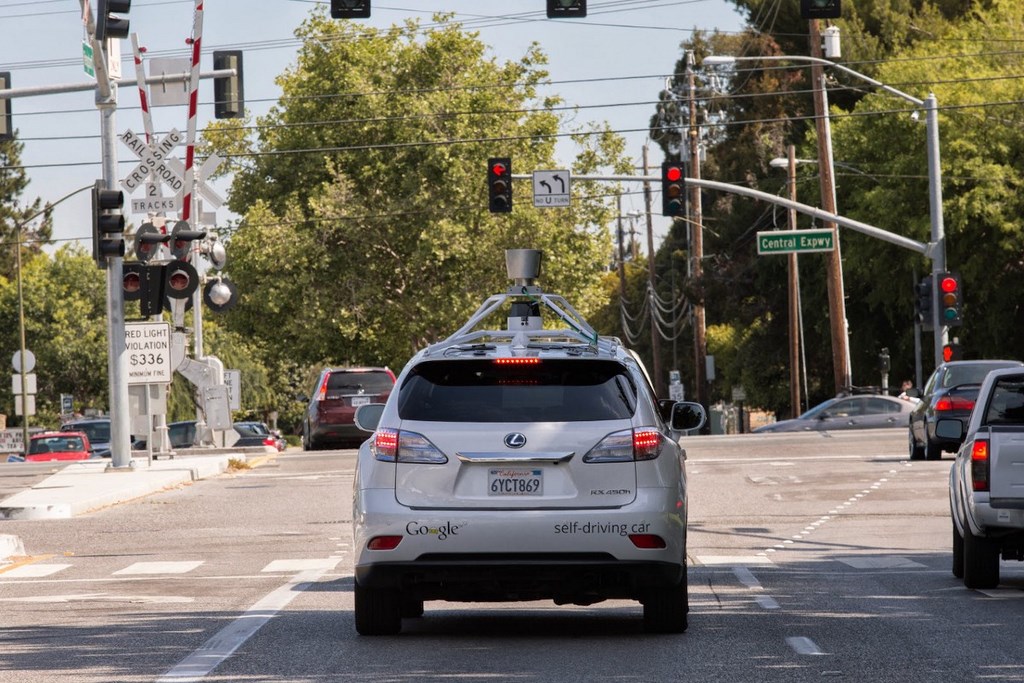 Voilà déjà six ans que Google développe son projet de voiture autonome. Le géant nord-américain affiche un bilan plutôt positif avec 11 accidents sans gravité après 2,7 millions de kilomètres parcourus. © Google