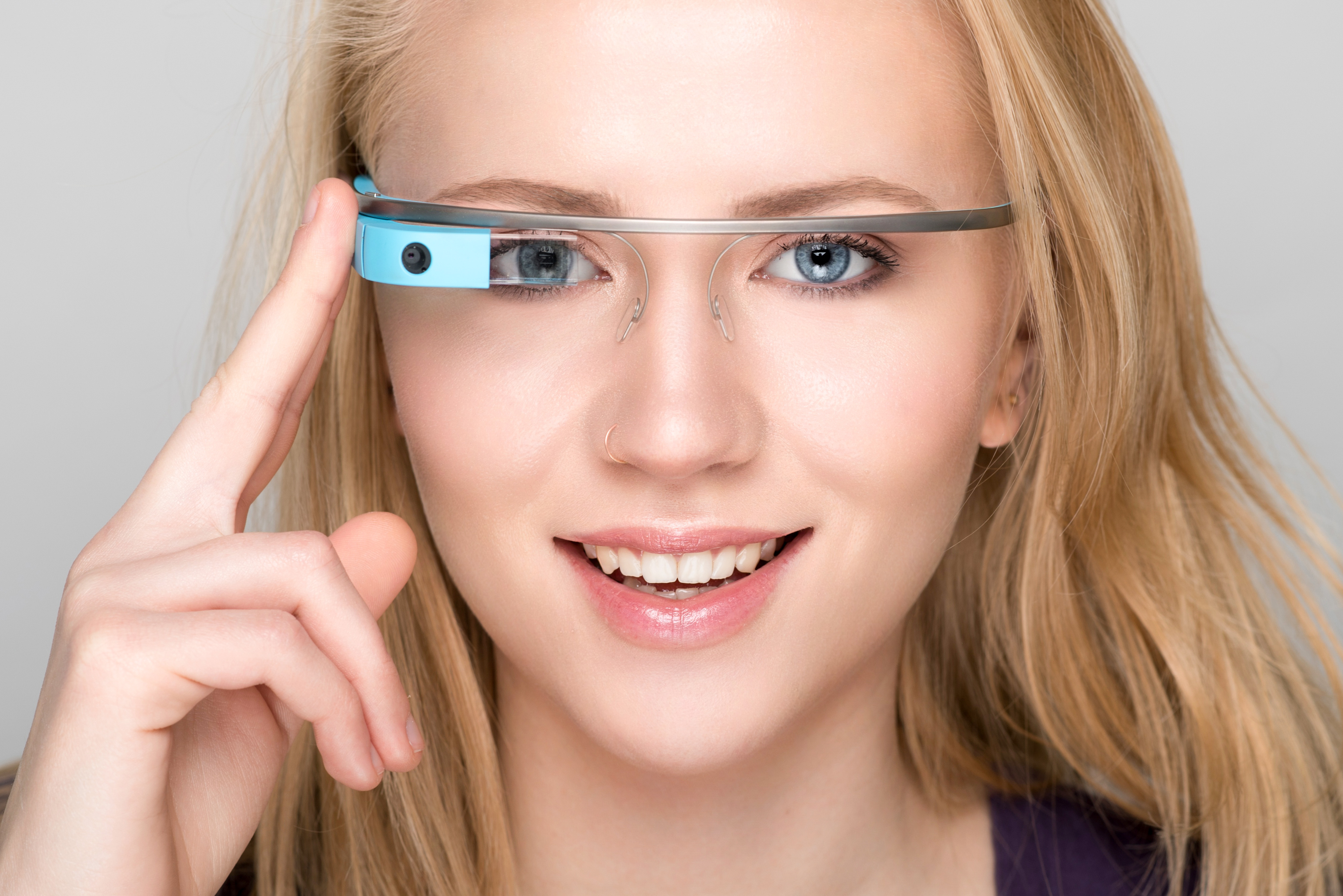 Lancées en fanfare en 2013, les Google Glass n’ont finalement pas convaincu. Google a stoppé leur production en 2015 sans pour autant abandonner le projet. En 2019, sont apparues des Google Glass 2, une version destinée aux professionnels. © Giuseppe Costantino, Shutterstock