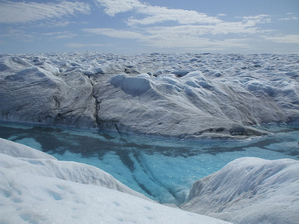 Au pôle Nord, la température peut varier entre -43 °C et 0 °C. Cela favorise la persistance de la glace, dont l'épaisseur varie entre deux et quatre mètres. © Halorache, Wikipédia, cc by sa 3.0 